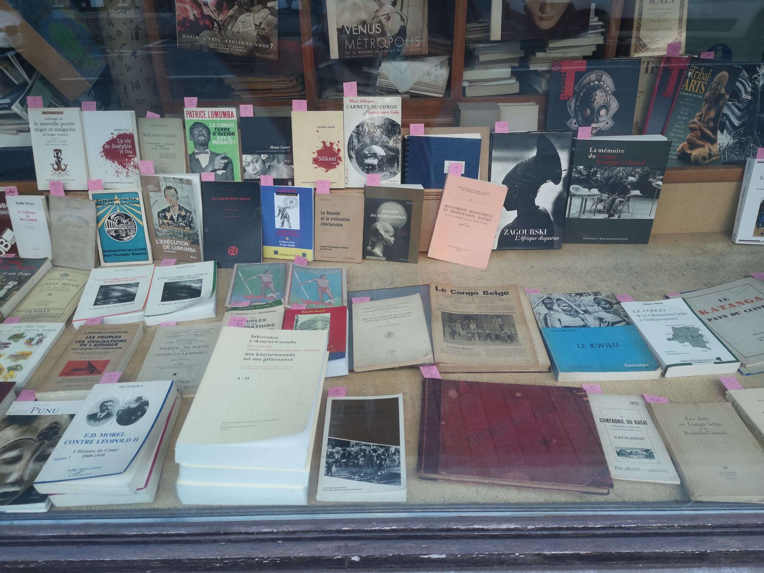 Vitrine librairie Aurora à Saint-Gilles consacrée au Congo